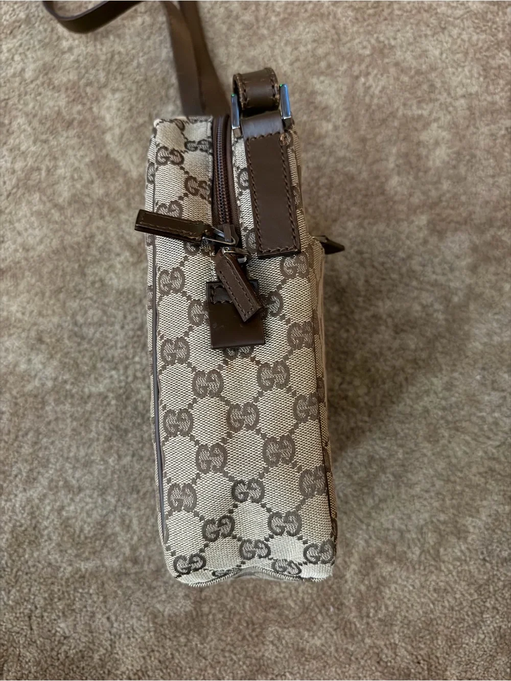 Gucci compact messenger
